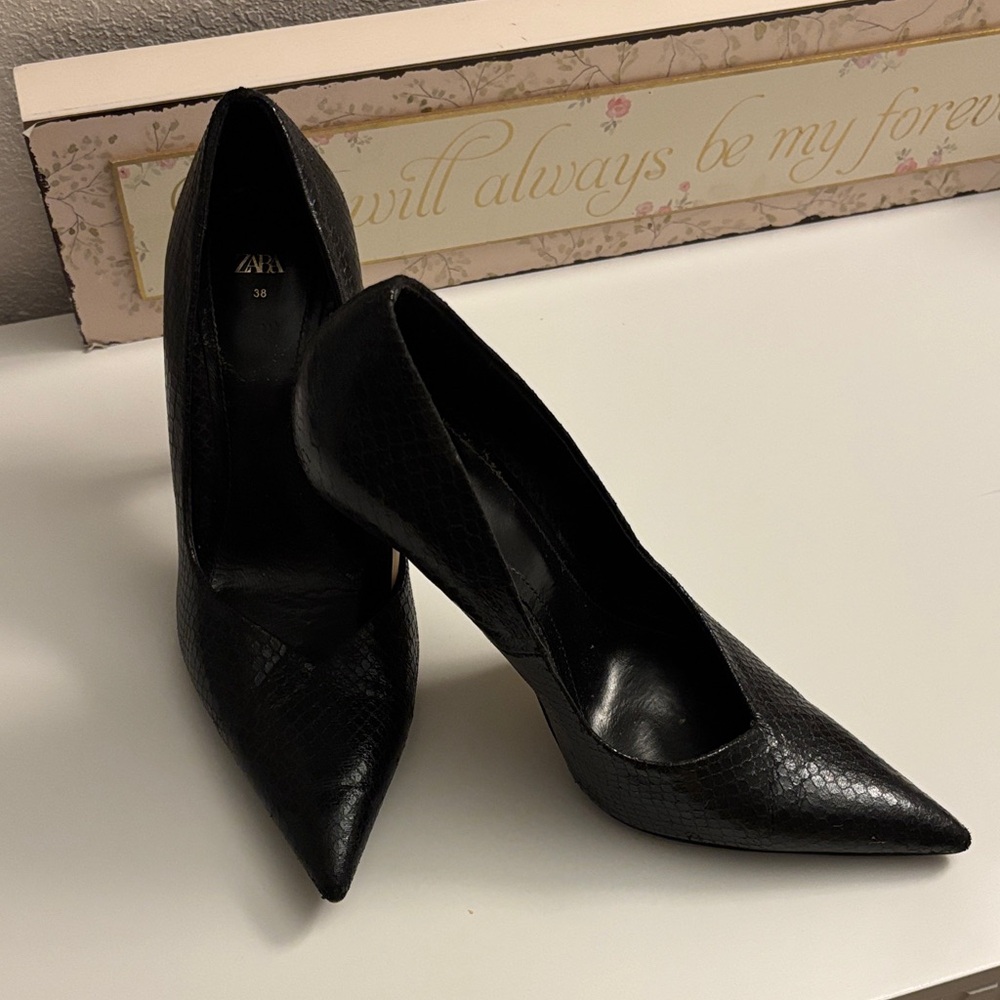 Zara Black Textured Heels